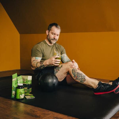 Man working out while drinking Super Speciosa Green Maeng Da kratom powder drink.